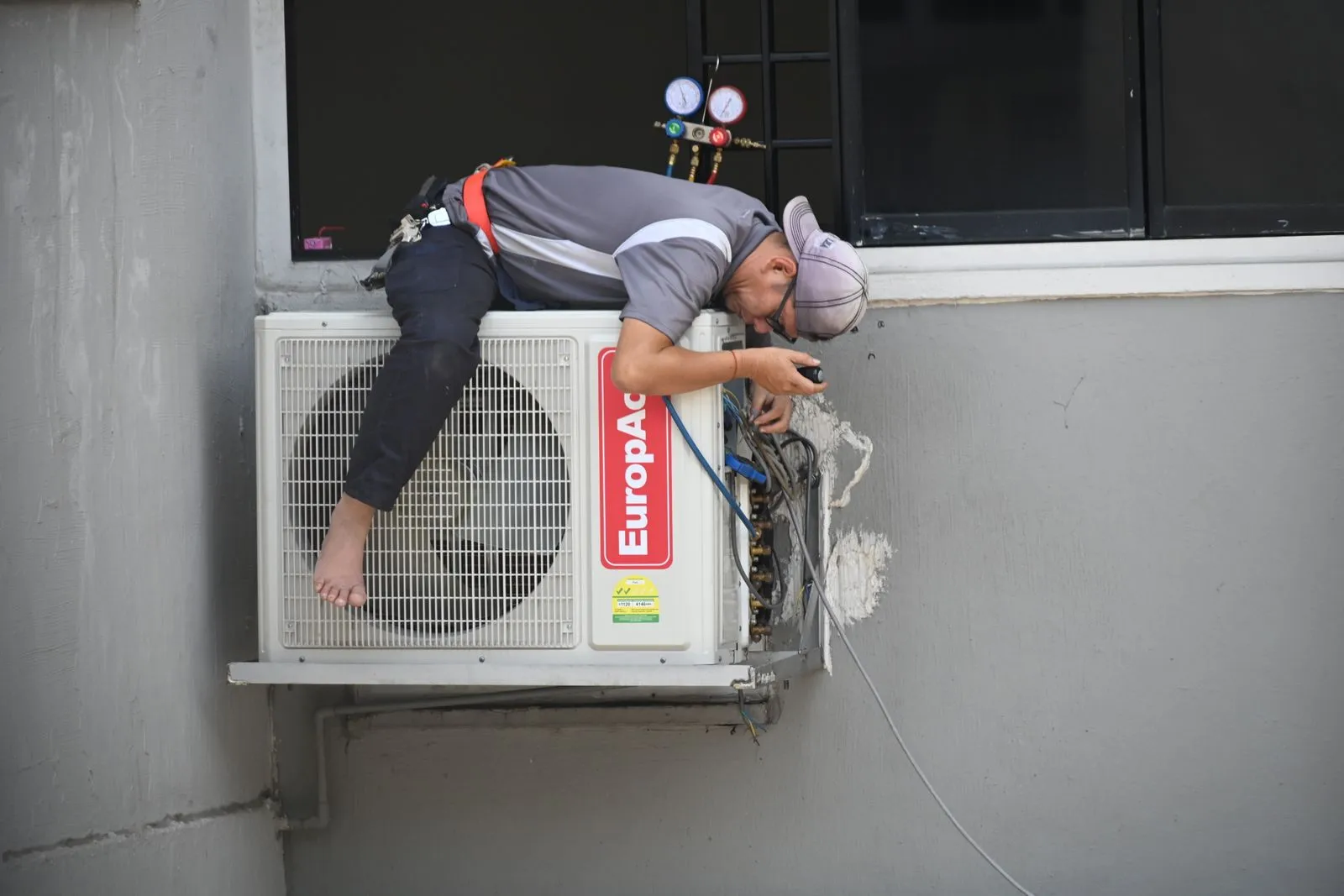 AC Installation Cave Creek AZ — new air conditioning unit installed outside a home